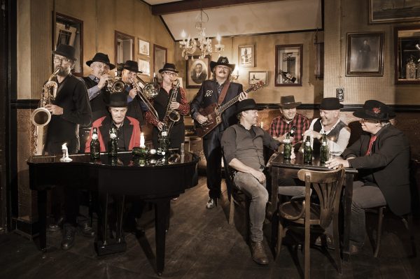 Oerend Hard Normaal Tribute boeken